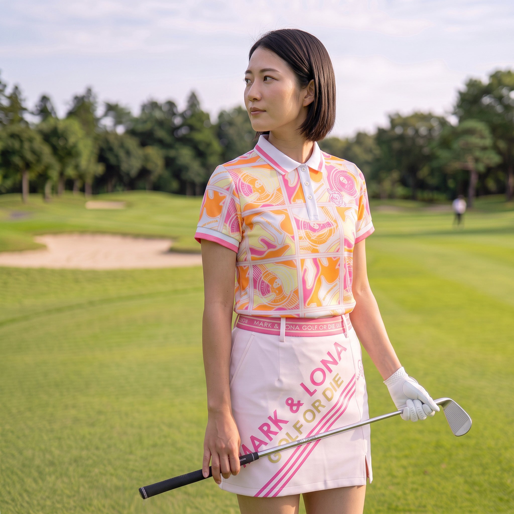 【WOMAN】大胆なグラフィックで魅せる、洗練された大人のサマーゴルフコーデ