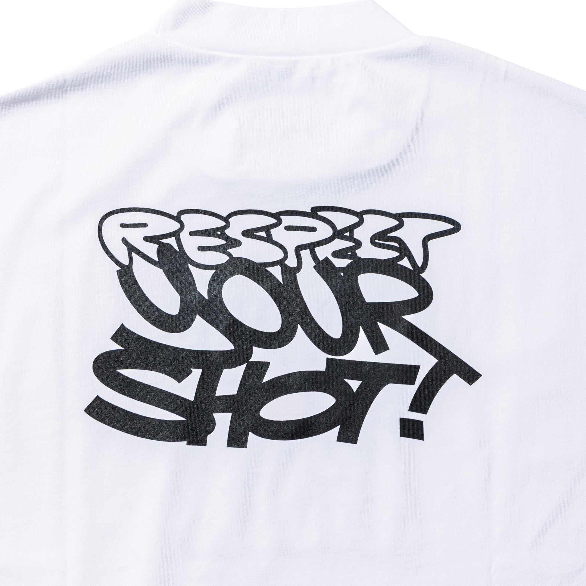 【YORF】グラフィックロゴ モックネック WHITE（ZZYRF-1086130303）